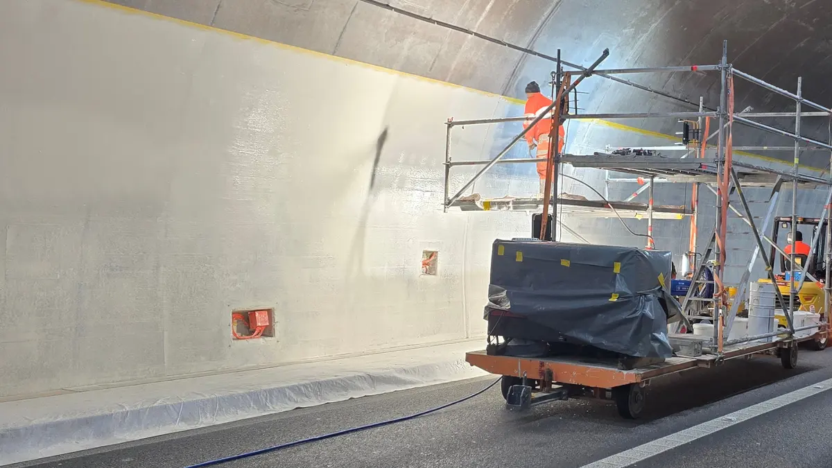 View of the scaffold-supported coating work for a high-quality finish down to the last detail