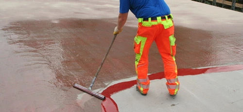 MC-DUR LF 680 can be used as a primer, scratch coat and sealant at temperatures of down to 2 °C and in high humidity.  <br>&copy; MC-Bauchemie 2026