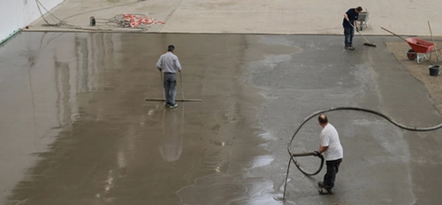 MC-Floor Screed is very well suited to the rapid rehabilitation of industrial floors exposed to heavy wear and tear thanks to its fast hardening action and its high resistance. It is thus ideal for weekend job sites.  <br>&copy; MC-Bauchemie 2026