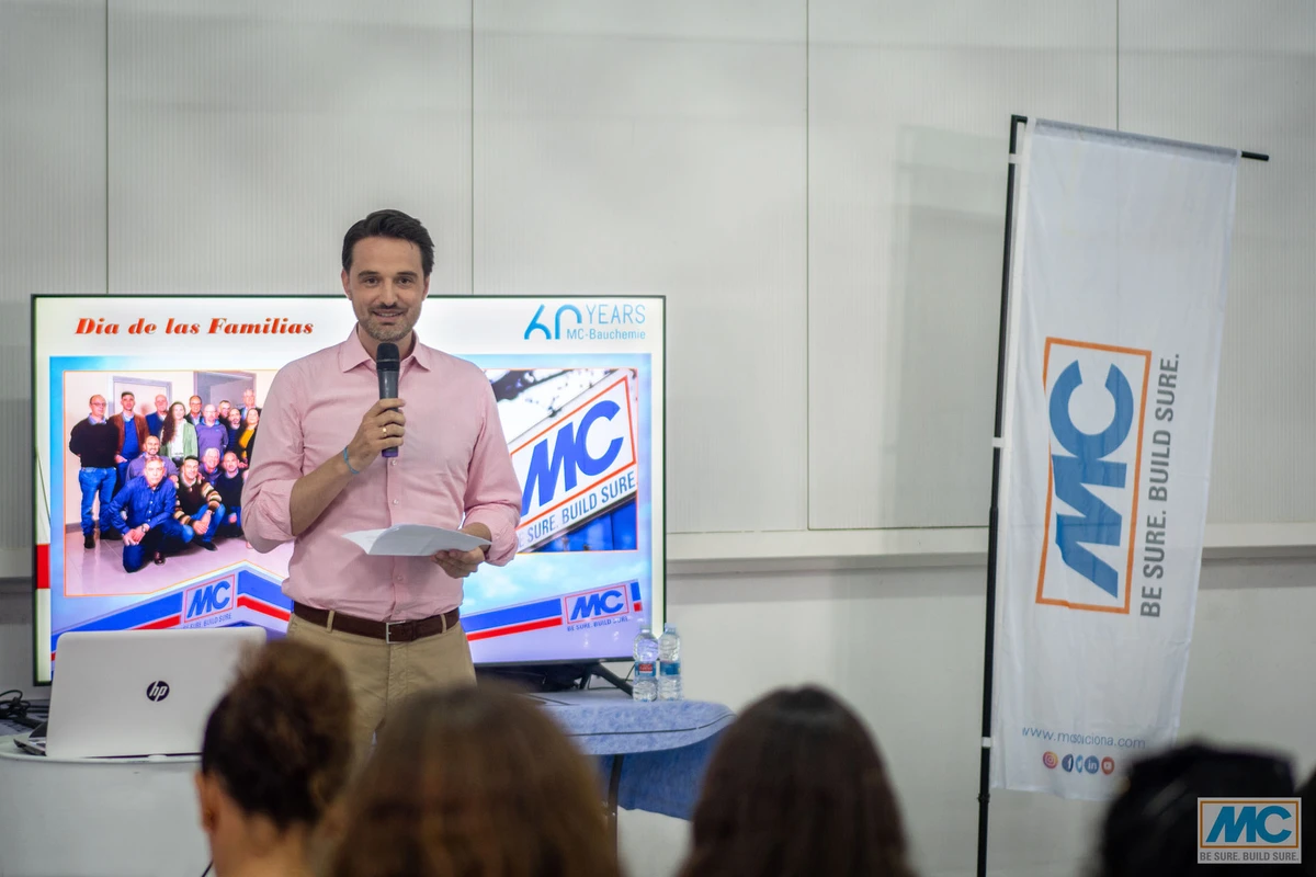 After the welcoming words of Carlos Safranez Jr., Managing Director Nicolaus M. Müller held a speech in Spanish about the history of the MC-Group and its 60th anniversary.