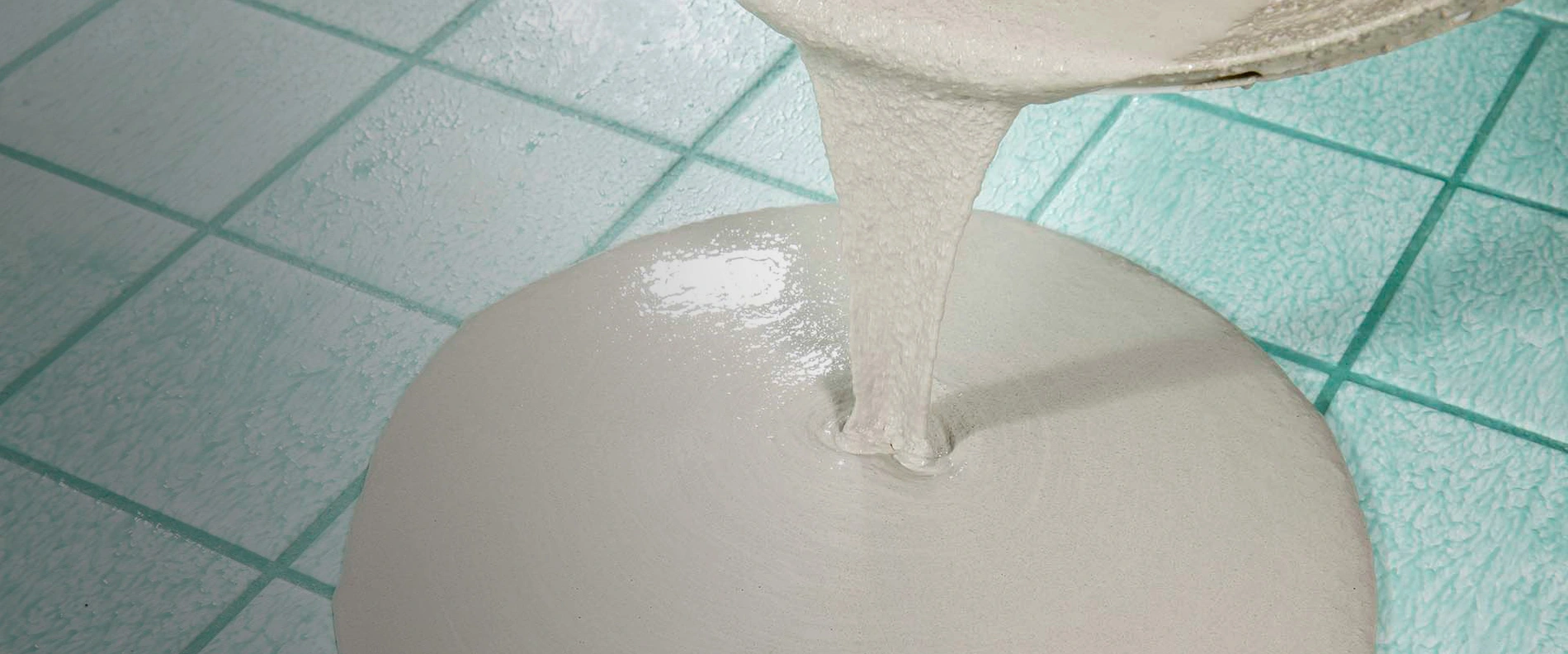 The new viscous primer MC-Estribond NA is used on non-absorbent and very smooth substrates and even provides a reliable bond on tiles for subsequent trades.