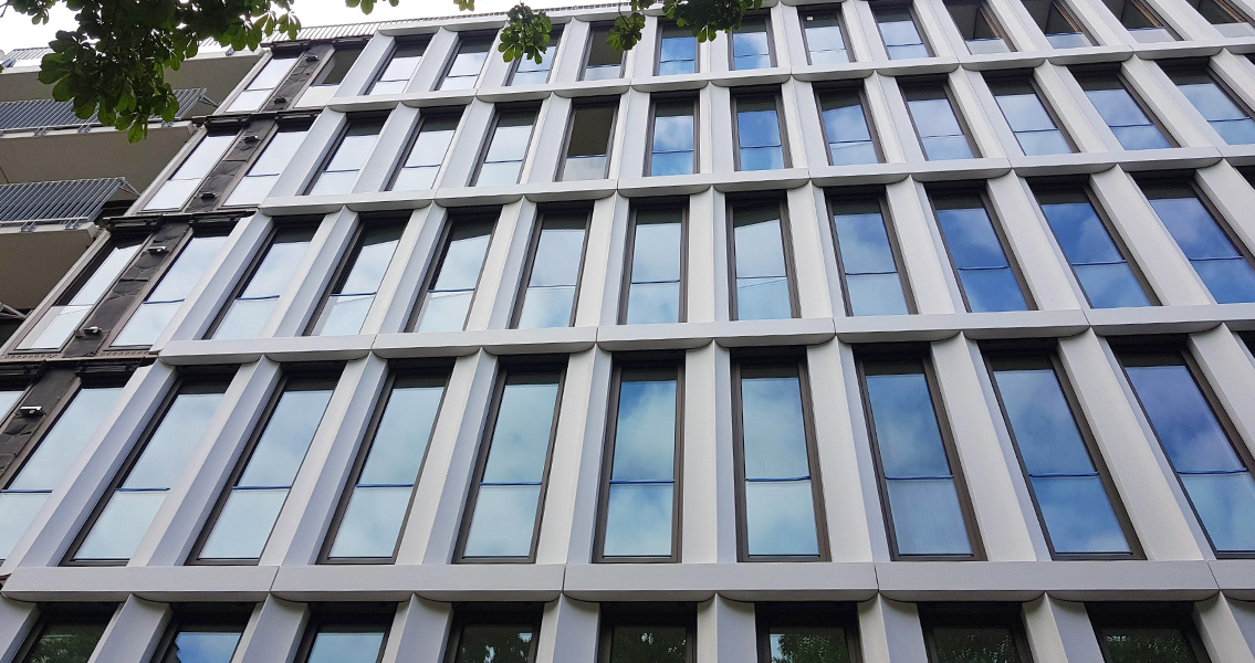 MC developed specially optimised additives for the project to ensure the excellent flowability and high mix stability in the fresh concrete required to achieve the complex geometry of the façade elements.