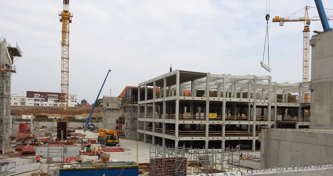 Left: The City Arena will also encompass a generously dimensioned shopping mall and activities complex. Right: High-quality precast concrete components and immaculate concrete surfaces were specified for the stadium build. 