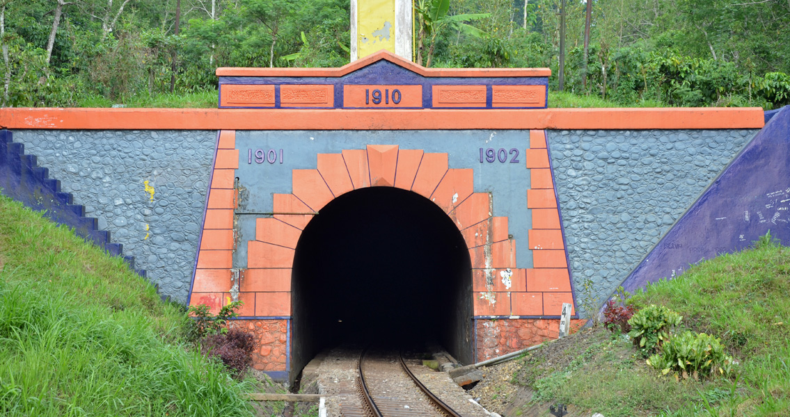 The gelling of the Mrawan railway tunnel required injection behind the solid, 90 cm thick masonry arch. 
